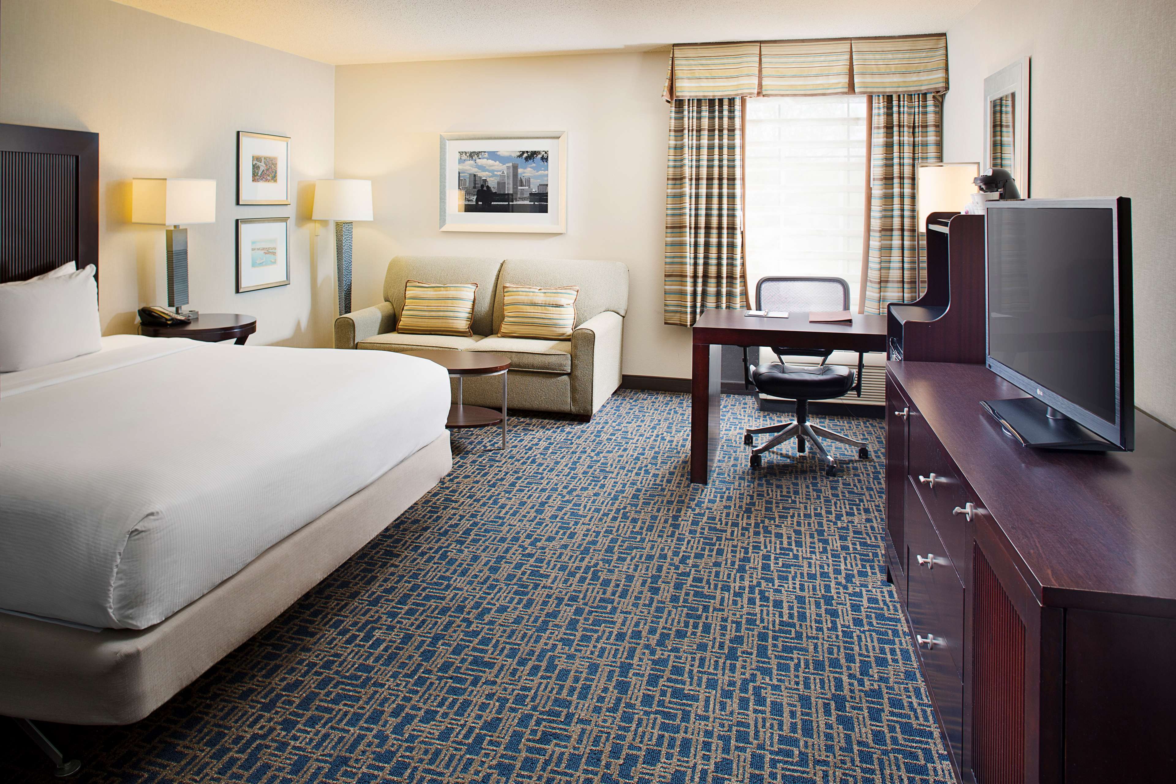 DoubleTree Hotel Baltimore - BWI Airport - Tap to explore photos
