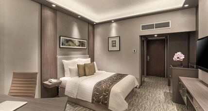 M Hotel Singapore City Centre Room Type - Club with One Queen Bed