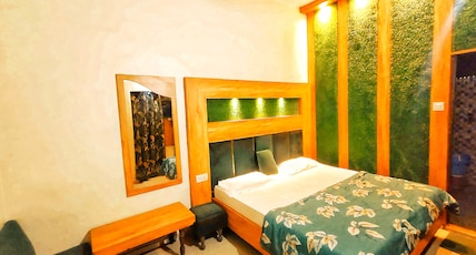 Hotel Revoli 10 Min walk to Golden Temple Room Type - Deluxe Room Hotel Revoli 10 Min walk to Golden Temple Room Type - Deluxe Room