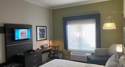 Holiday Inn Express Allen North - Event Center Room Type - 1 King Bed Suite