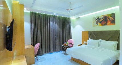 Hotel Shandon @ Connaught Place Room Type - Executive Suite (City View)