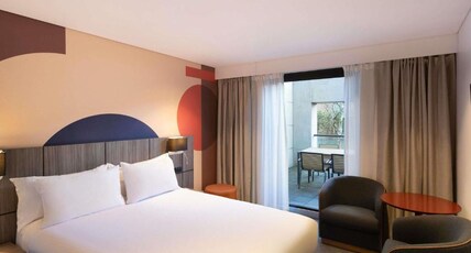 ibis Styles Sydney Central Room Type - Deluxe Queen Room with Balcony