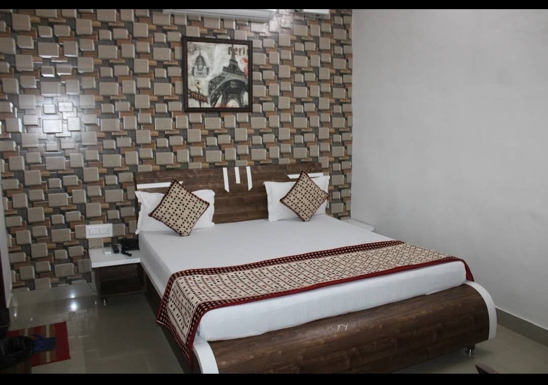 Hotel Hamka Raj - Tap to explore photos