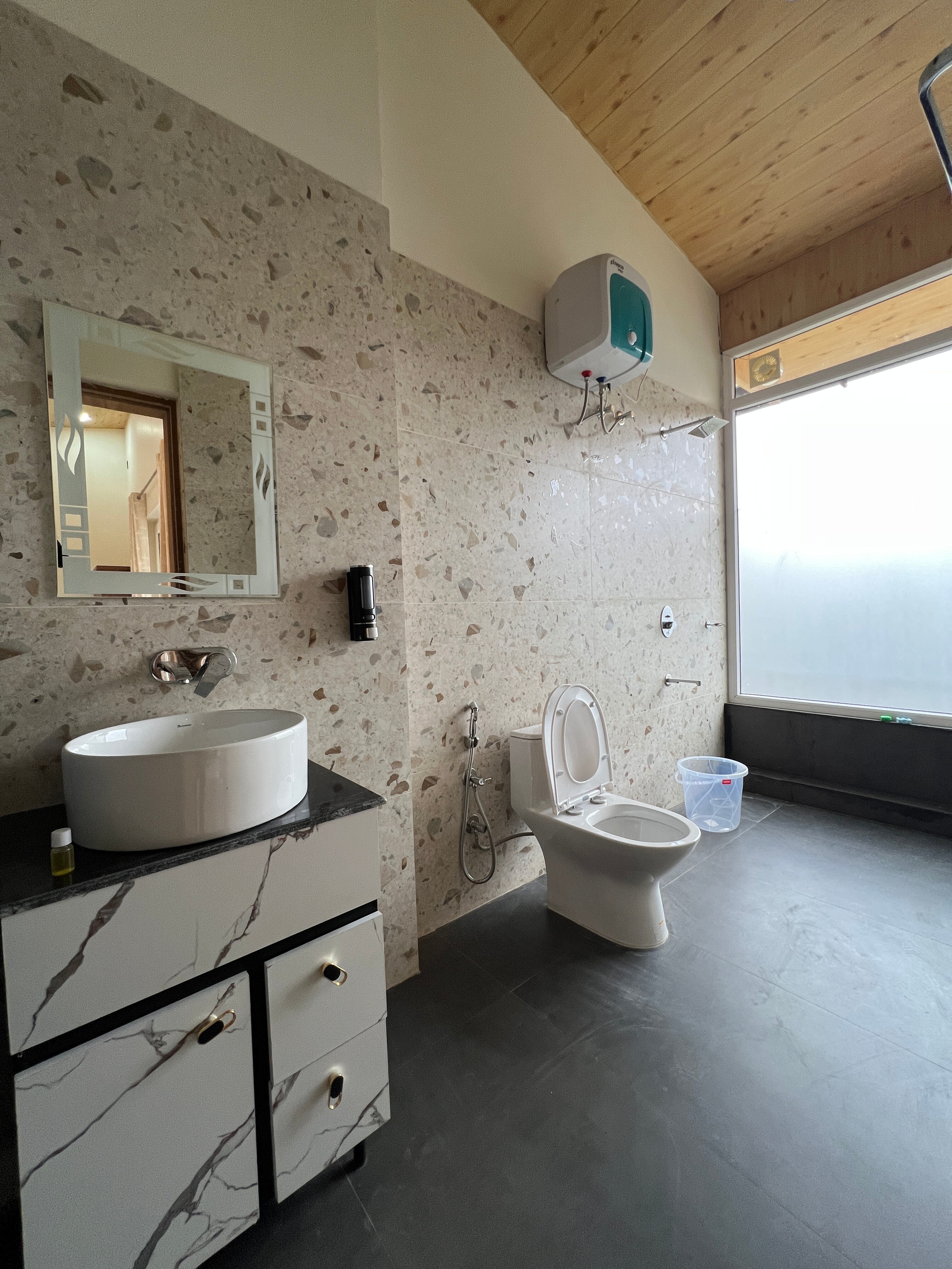 Apna Adda Homestay One Br with Kitchen - Tap to explore photos