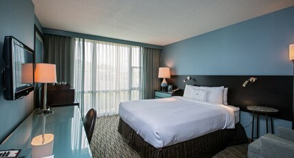Crowne Plaza Lombard Downers Grove Room Type - 1 Queen Standard Comm Access Roll Shower