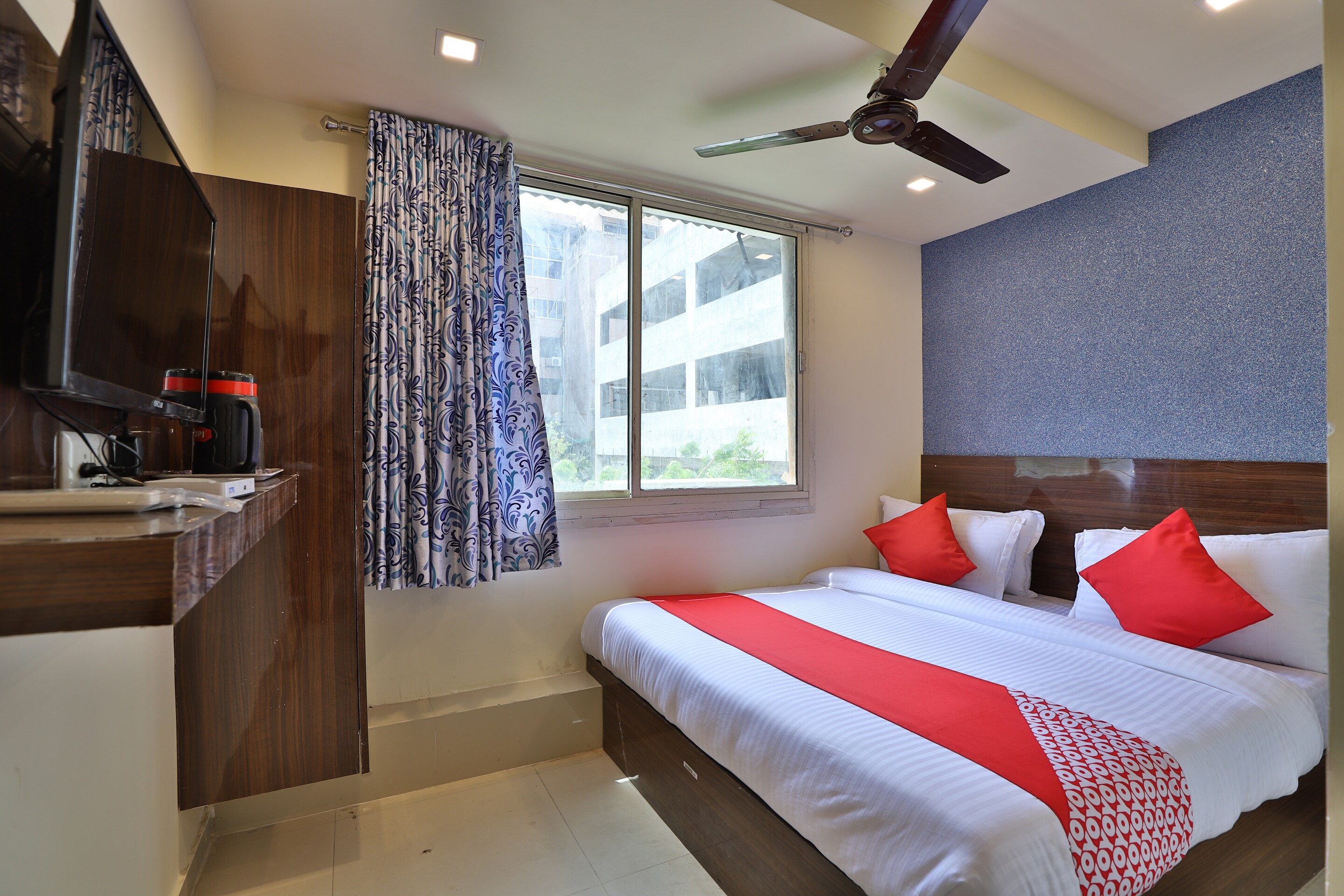 OYO 42047 Hotel Skyland - Tap to explore photos