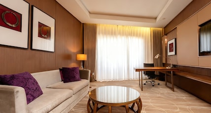 Crowne Plaza KUNMING CITY CENTRE Room Type - 1 Bedroom Suite Lounge Access Crowne Plaza KUNMING CITY CENTRE Room Type - 1 Bedroom Suite Lounge Access