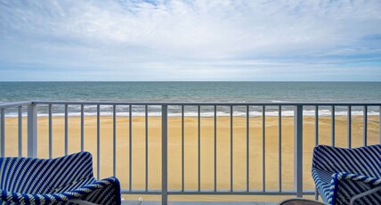 DoubleTree by Hilton Virginia Beach Oceanfront South Room Type - 2 QNS OCEANFRONT W BALCONY