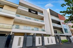 Super Townhouse Hotel Sec- 54 Golf Course Road