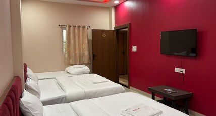 Hotel Shree Ji Room Type - Family Room with King Bed and Air Conditioning