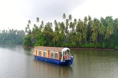 Queen of Chaliyar - Entire 1 Bedroom Luxury Houseboat