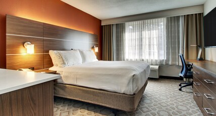 Holiday Inn Express Poughkeepsie, an IHG Hotel Room Type - 1 Double Standard Communications Accessible