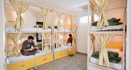 Heistel Gurugram | Dorms & Rooms Room Type - 10 Bed Mixed Dormitory Ac Timing 08 Pm To 09 Am