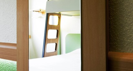 ibis budget Avignon Centre Room Type - TRIPLE - Room with a large bed and a bunk bed