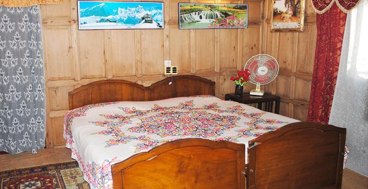 Laila Majnoo Houseboats - Tap to explore photos