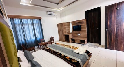 Vatika Hotel  Room Type - Luxury Room