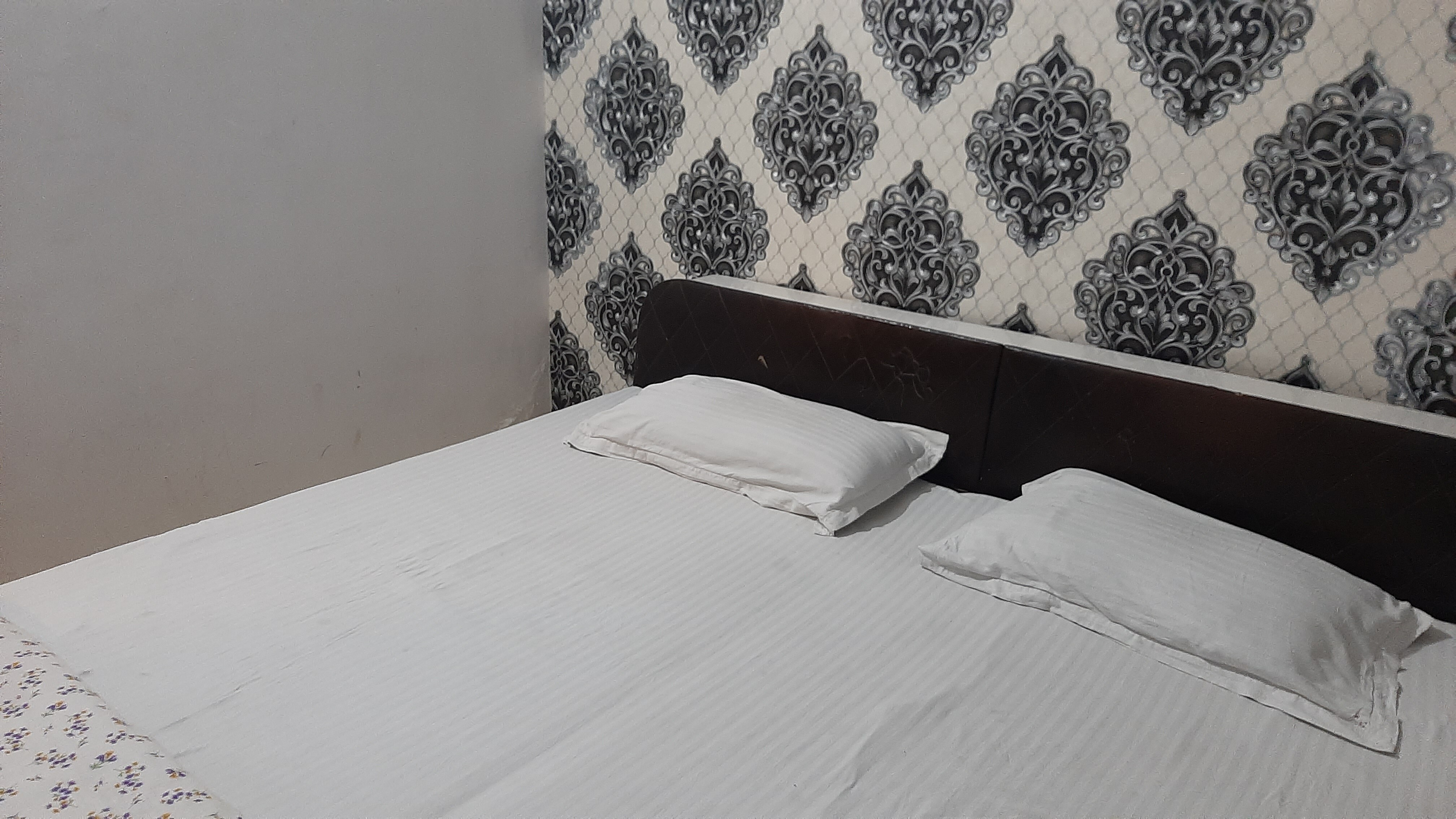 Hotel Shree Aashirwad - Tap to explore photos