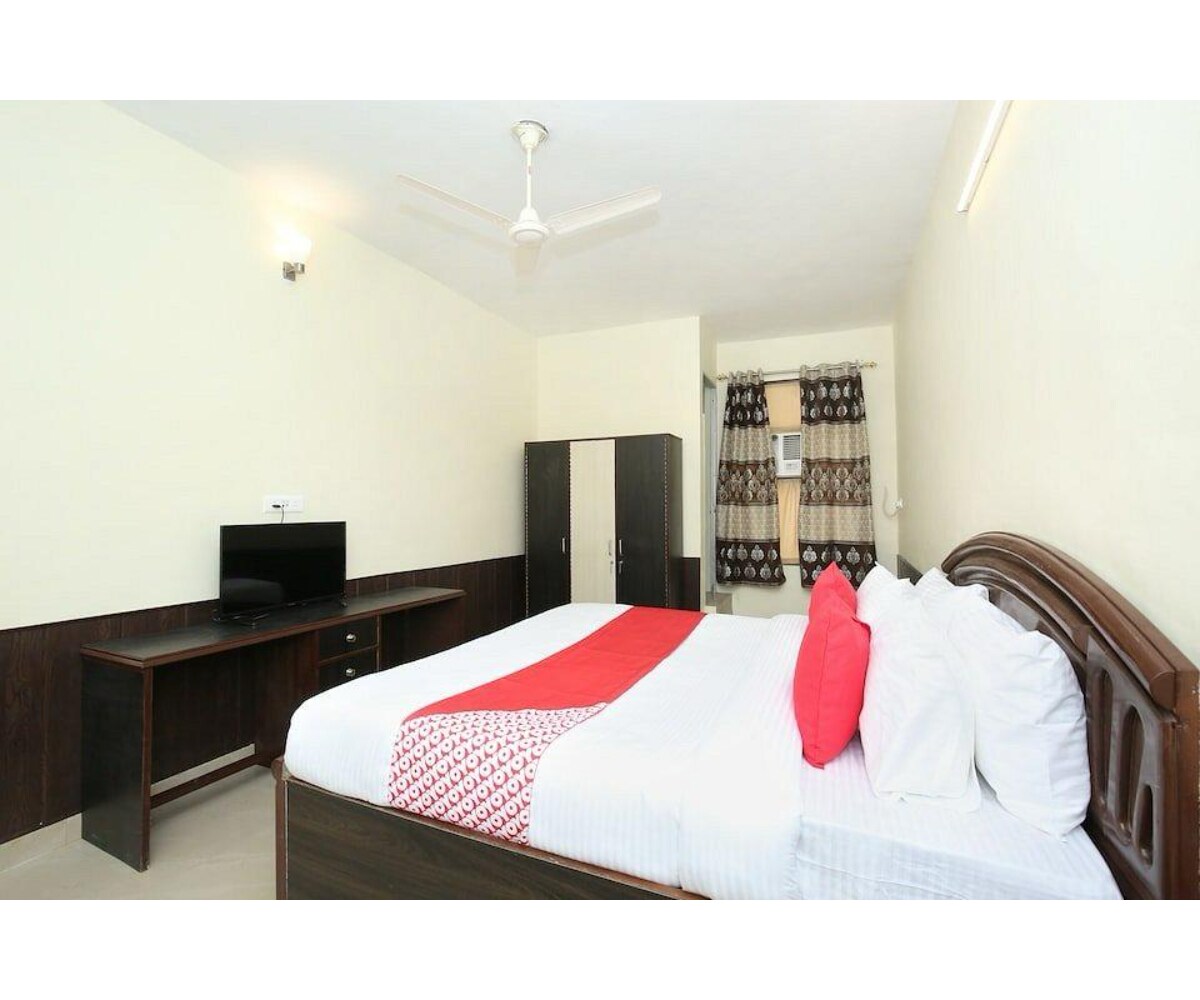 Royal PG - Tap to explore photos