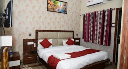 Hotel CM Palace, Varanasi Room Type - Deluxe Room