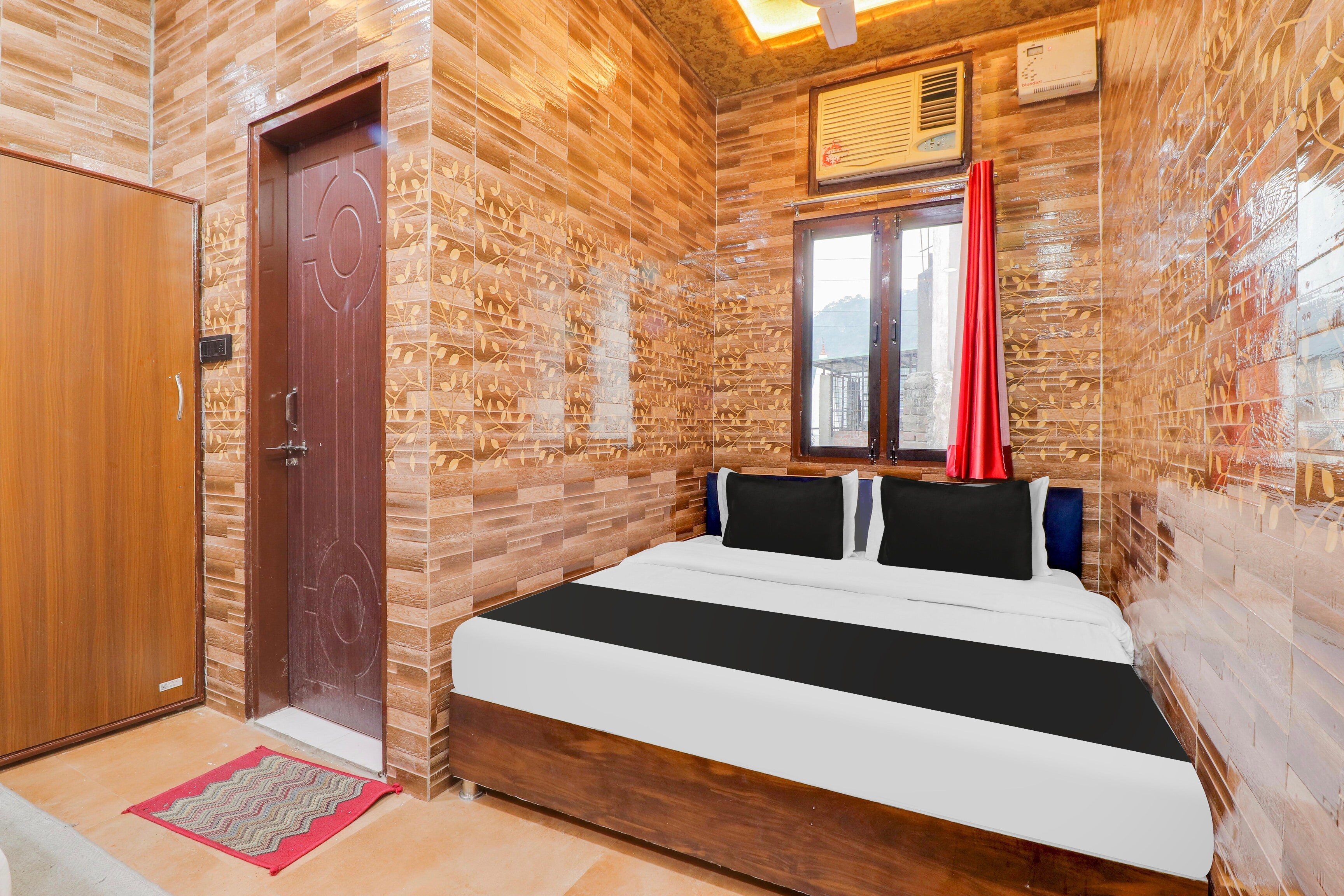 OYO 827164 HOTEL KRISHNA PRIYA - Tap to explore photos