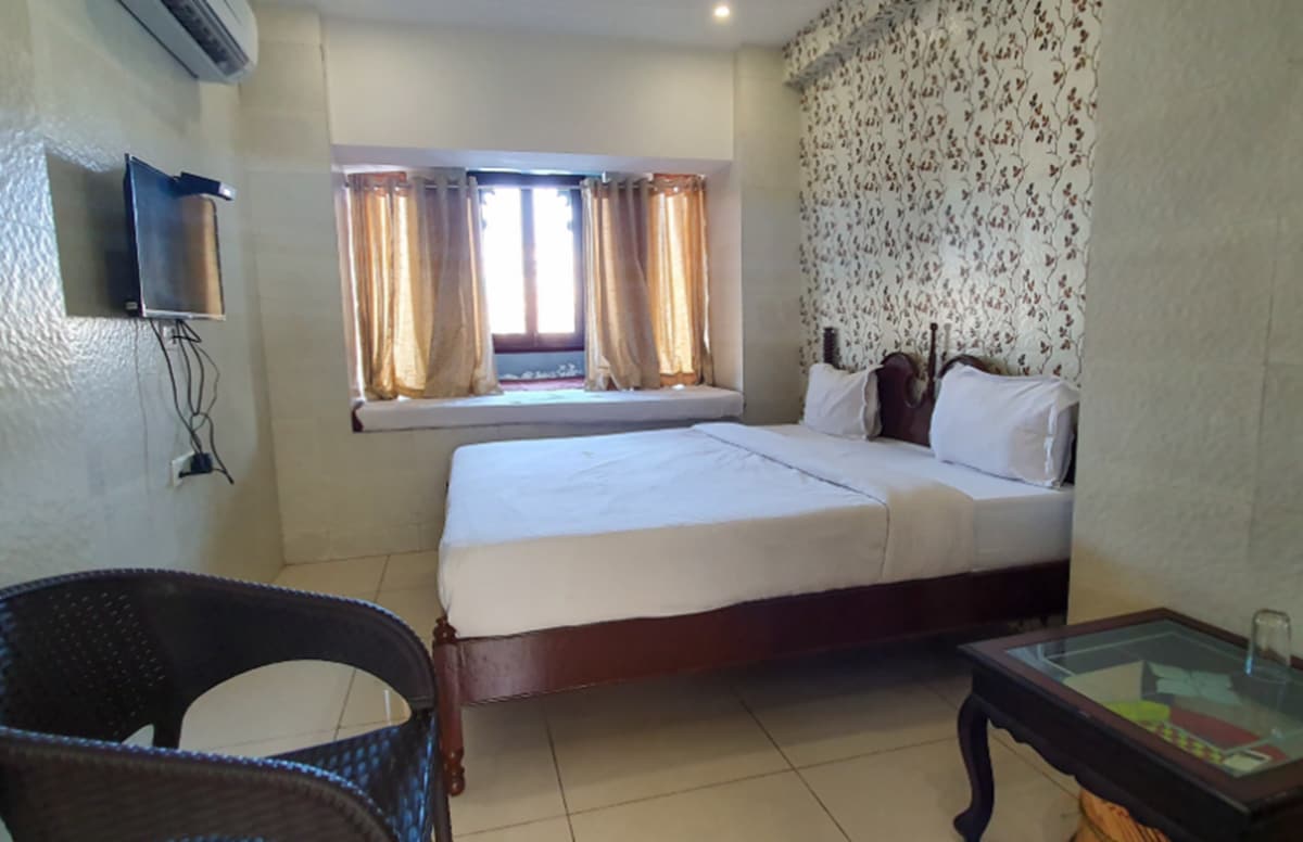 Lake shore - Tap to explore photos