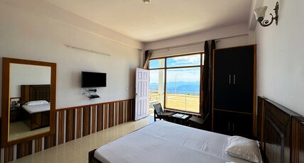 Hawk Eye Resort Room Type - Standard Room with Balcony and Valley View
