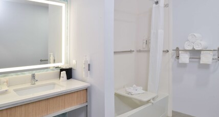 Hilton Garden Inn Denton Room Type - 1KNG MOB HEARING ACC W TUB