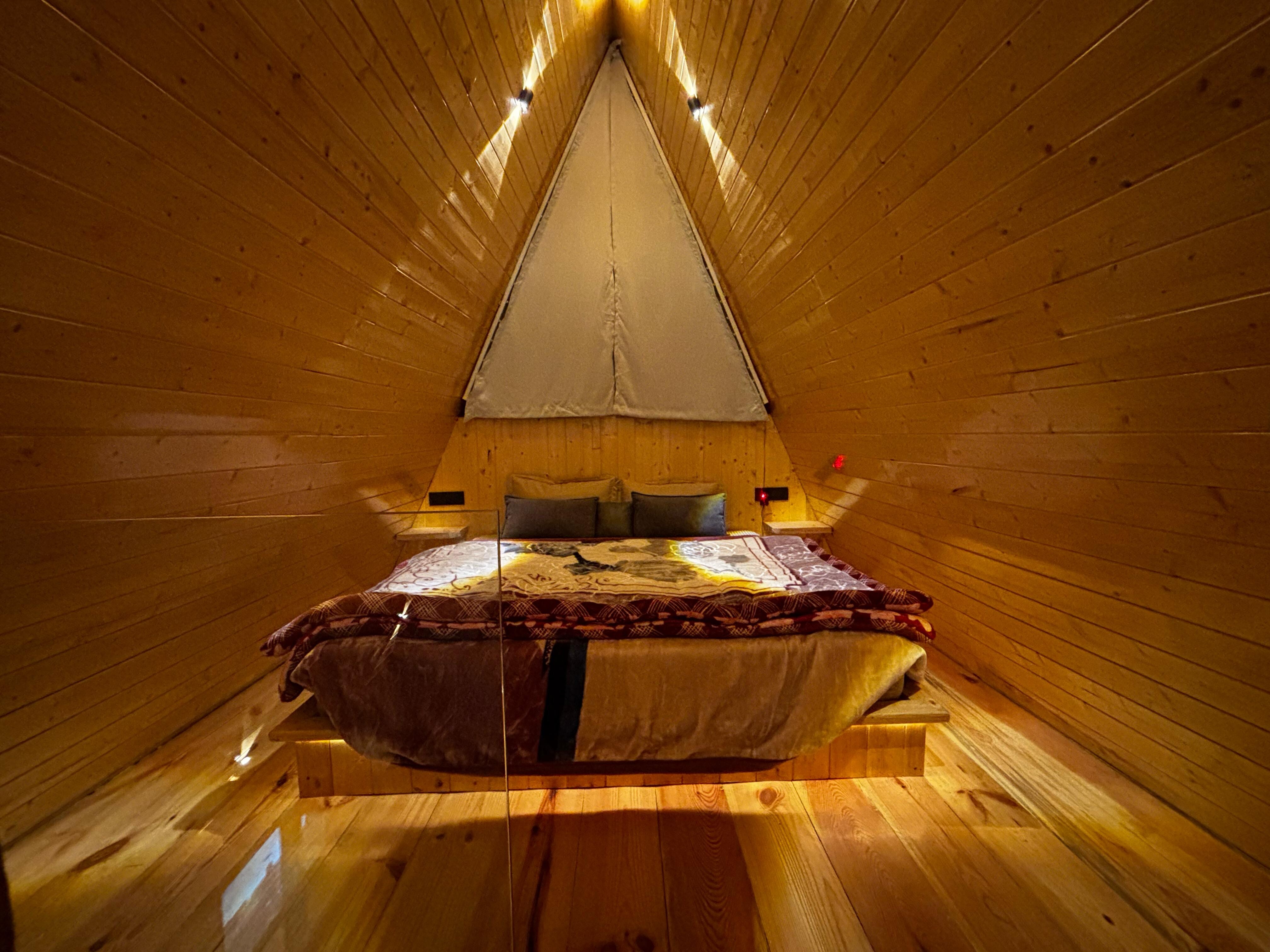 YETI CABIN - Tap to explore photos