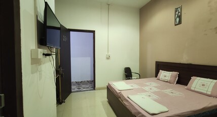 Raj Hotel Room Type - Deluxe Non AC Room