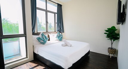 Swing & Pillows @ Z Hotel Cyberjaya Room Type - Deluxe Queen Room