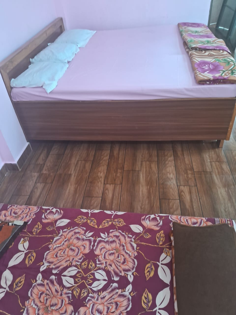 1 BHK Deluxe Room with AC - Tap to explore photos