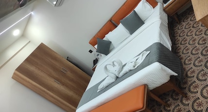 Hotel Sri Vintage Inn Room Type - Suite Room With Queen Size Bed And 5 Seater Sofa Combination Hotel Sri Vintage Inn Room Type - Suite Room With Queen Size Bed And 5 Seater Sofa Combination