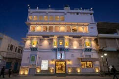 Gangaur Palace on Lake Pichola .