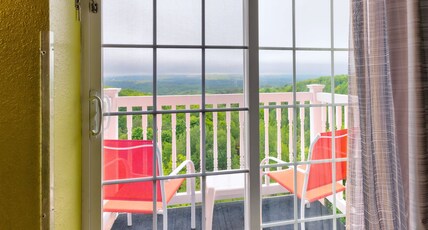 Holiday Inn Express & Suites PETOSKEY Room Type - 1 King Standard Valley View