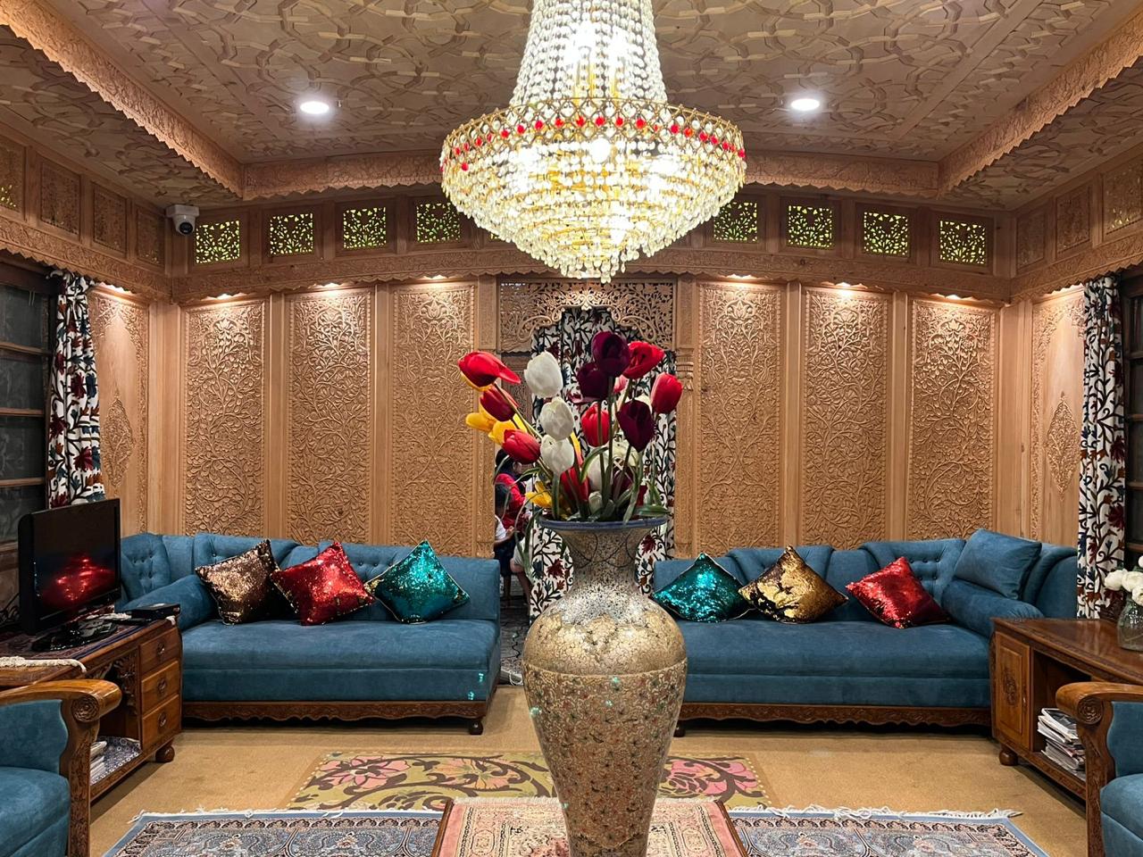 Wangnoo Sheraton Houseboat - Tap to explore photos