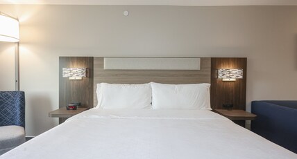 Holiday Inn Express Tulsa South Bixby Room Type - 1 King Suite Addl Living Area Sofa Bed