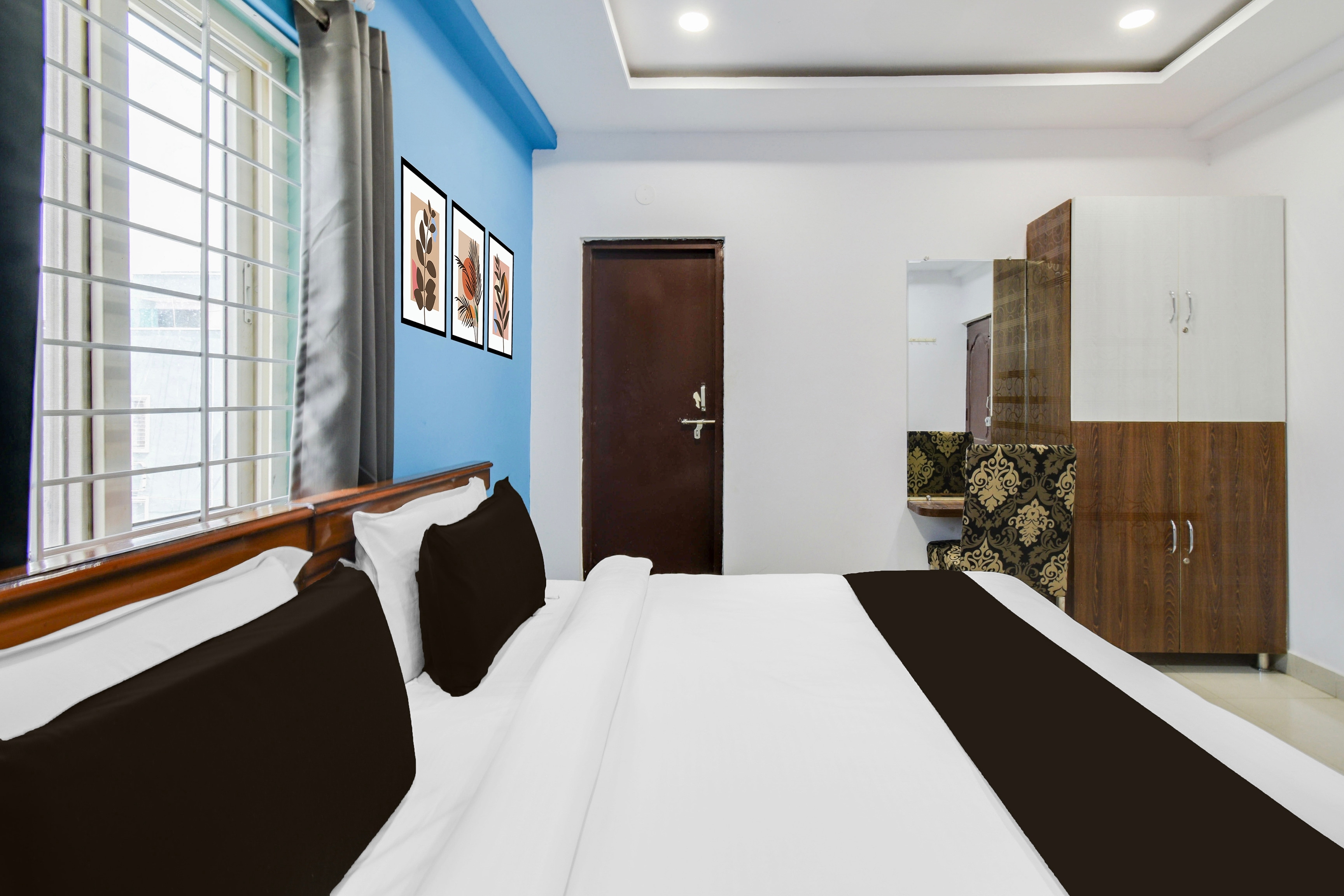 Super Townhouse Hitech City Madhapur - Tap to explore photos