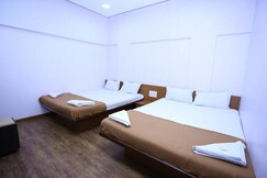 Rajhuns Deluxe Lodging