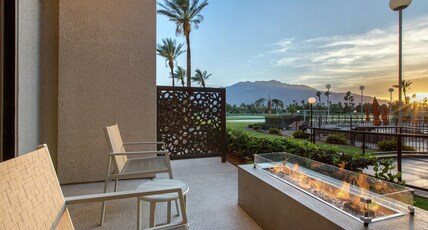 DoubleTree by Hilton Hotel Golf Resort Palm Springs Room Type - 2 QUEENS VIEW W FIRE PIT