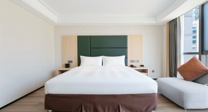 Holiday Inn QINGDAO CITY CENTRE Room Type - 1 King Premium Corner Room