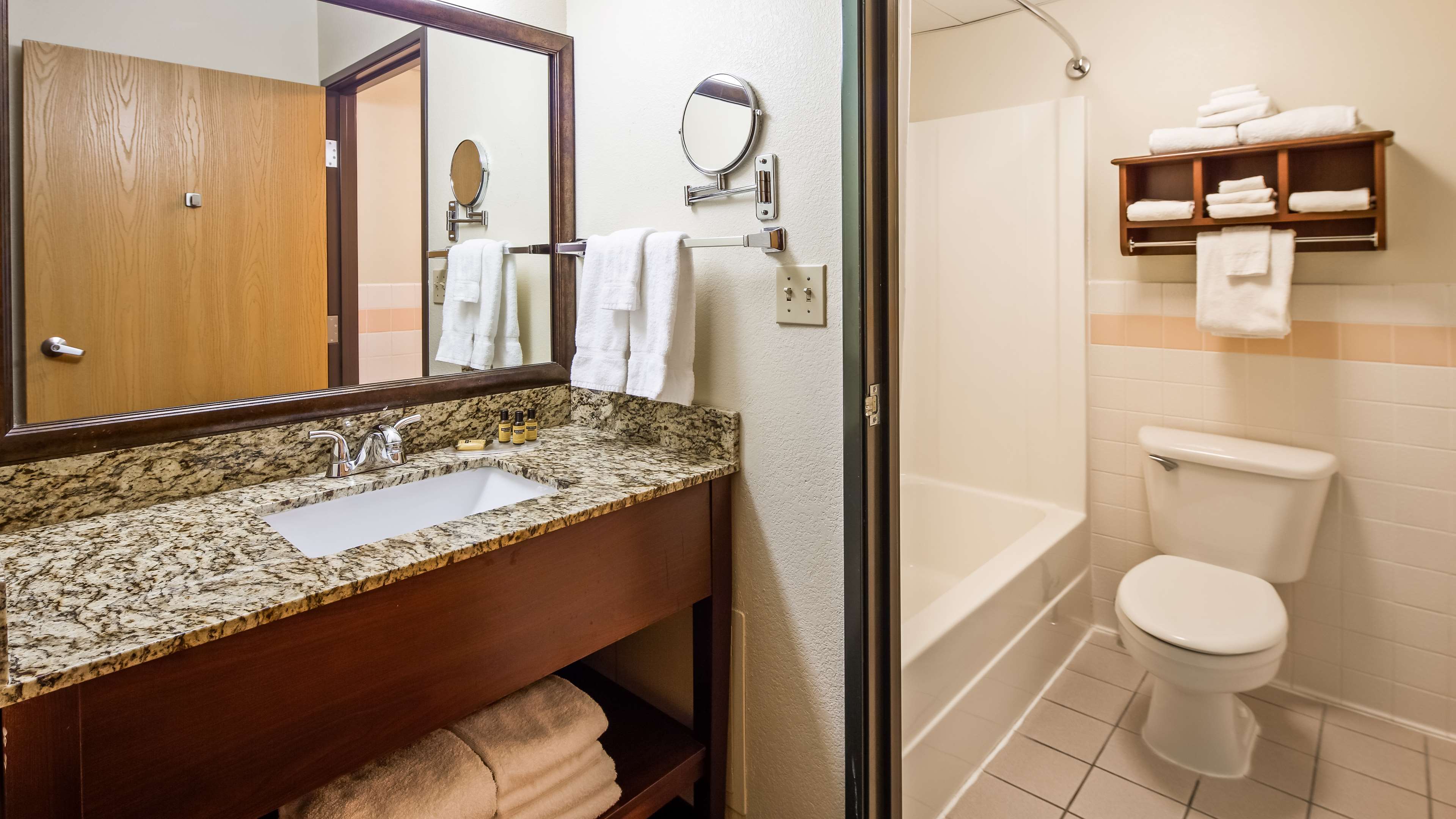 Best Western Plus Sidney Lodge - Tap to explore photos