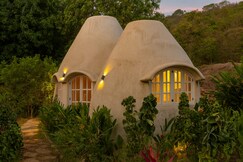 A quaint stay with an OutdoorBathtub - Hobbit House by Roamhome