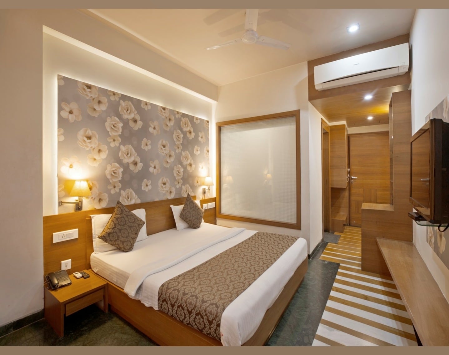 Hotel Shalimar Palace - Tap to explore photos