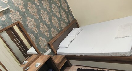 Hotel Sri Sai Inn Room Type - Deluxe Room