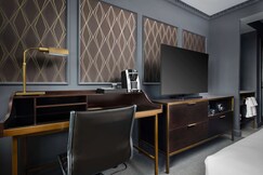 Hotel Phillips Kansas City, Curio Collection by Hilton