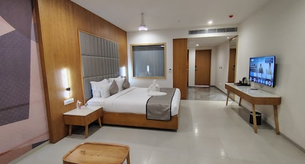 Pride Elite Himmatnagar Room Type - Premium King with Bathtub