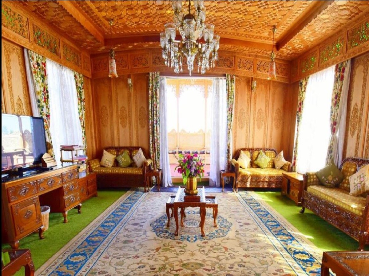 Shiraz Deluxe Houseboat - Tap to explore photos
