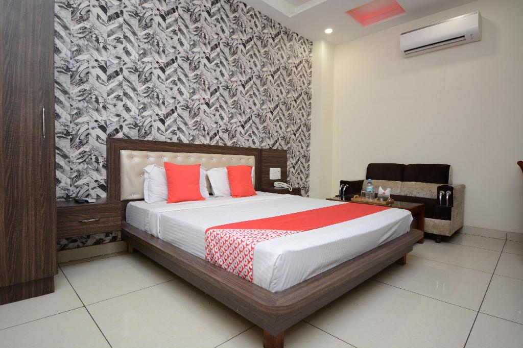 Hotel Dhingraa - Tap to explore photos