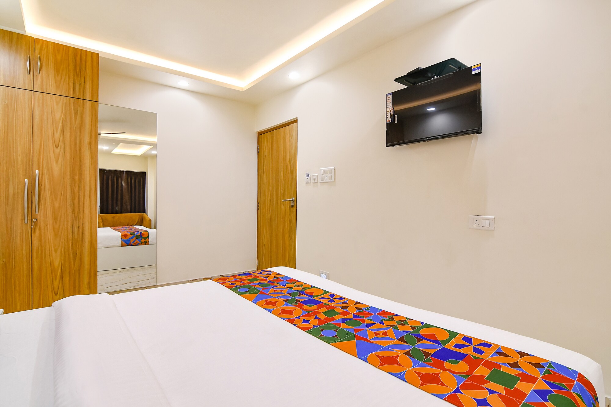 FabHotel Leela Inn - Nr. Park Circus 7 Point - Tap to explore photos