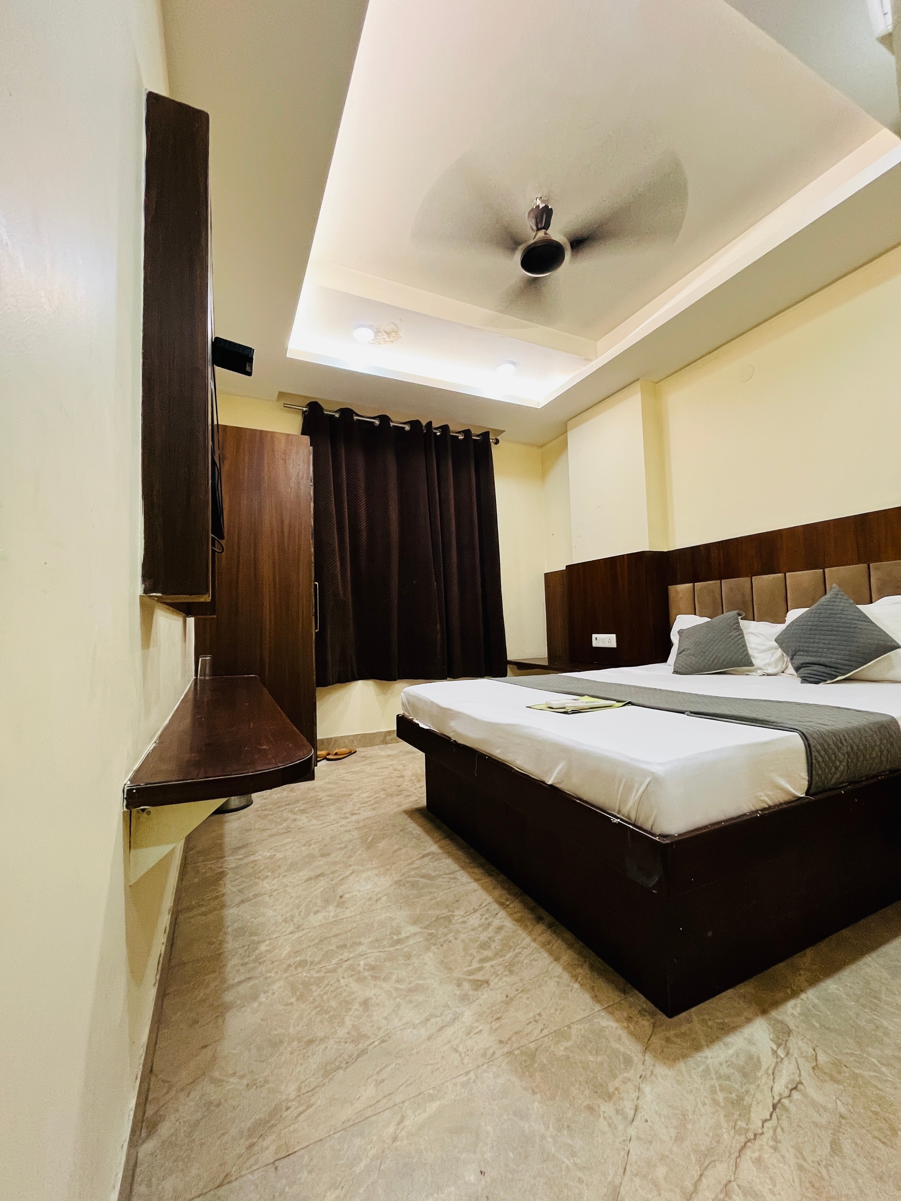 Hotel Silver Street 2 Mins Walk From New Delhi Railway station - Tap to explore photos